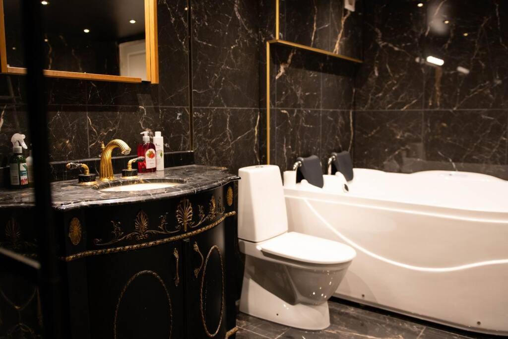 Historical Malt Factory Apartment, 6 Bedrooms, Sleeps 12 , Hot Tub هيلسينجبورج المظهر الخارجي الصورة