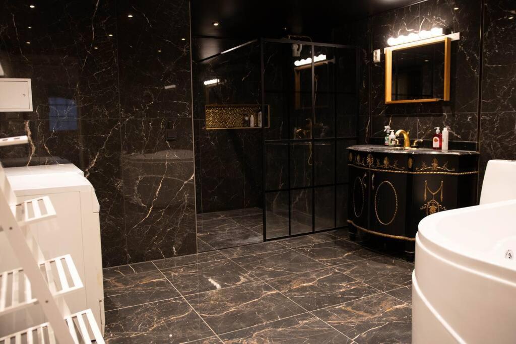Historical Malt Factory Apartment, 6 Bedrooms, Sleeps 12 , Hot Tub هيلسينجبورج المظهر الخارجي الصورة