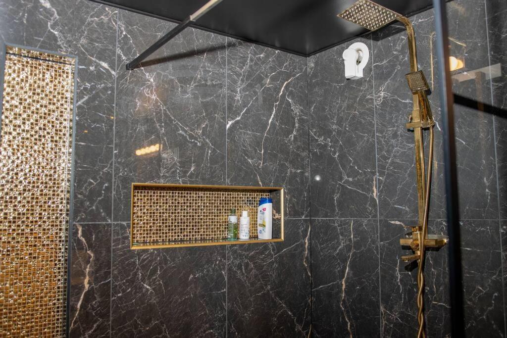 Historical Malt Factory Apartment, 6 Bedrooms, Sleeps 12 , Hot Tub هيلسينجبورج المظهر الخارجي الصورة