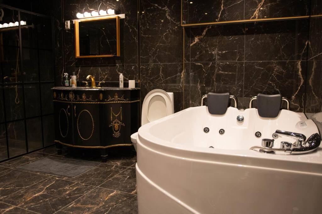 Historical Malt Factory Apartment, 6 Bedrooms, Sleeps 12 , Hot Tub هيلسينجبورج المظهر الخارجي الصورة