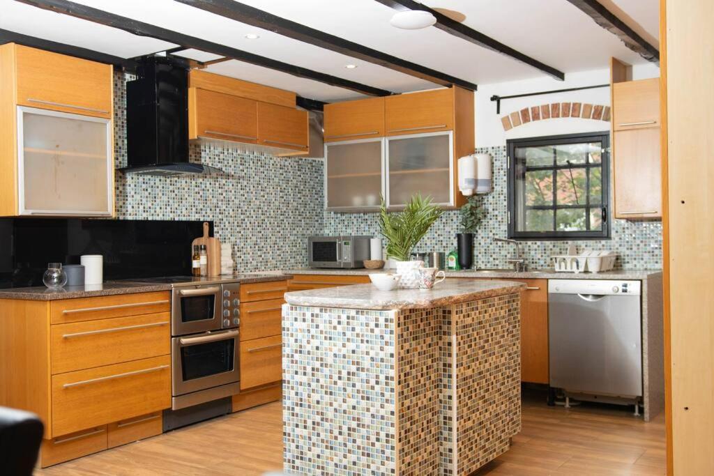 Historical Malt Factory Apartment, 6 Bedrooms, Sleeps 12 , Hot Tub هيلسينجبورج المظهر الخارجي الصورة